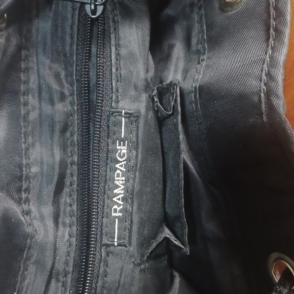 RAMPAGE BACK PACK SIZE 9×10 IN A BEAUTIFUL BLACK WITH RAMPAGE - Picture 4 of 4